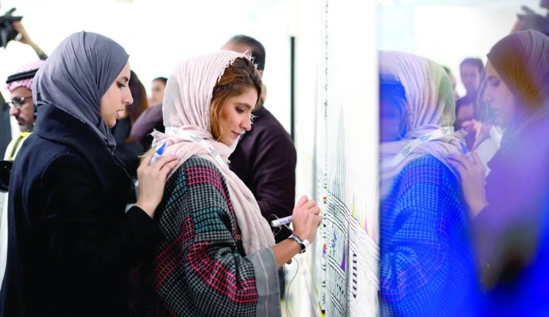 زائرتان في معرض الأيام الثقافية بلندن (واس)
