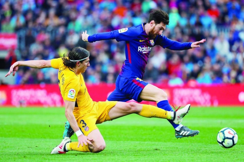 ميسي في مباراة برشلونة وأتلتيكو مدريد (إ ب أ)