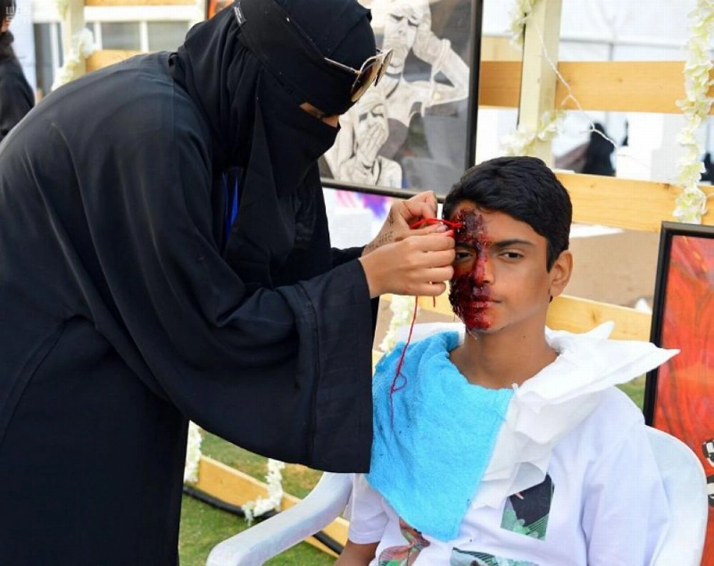 من مشاركة إحدى التشكيليات (واس)
