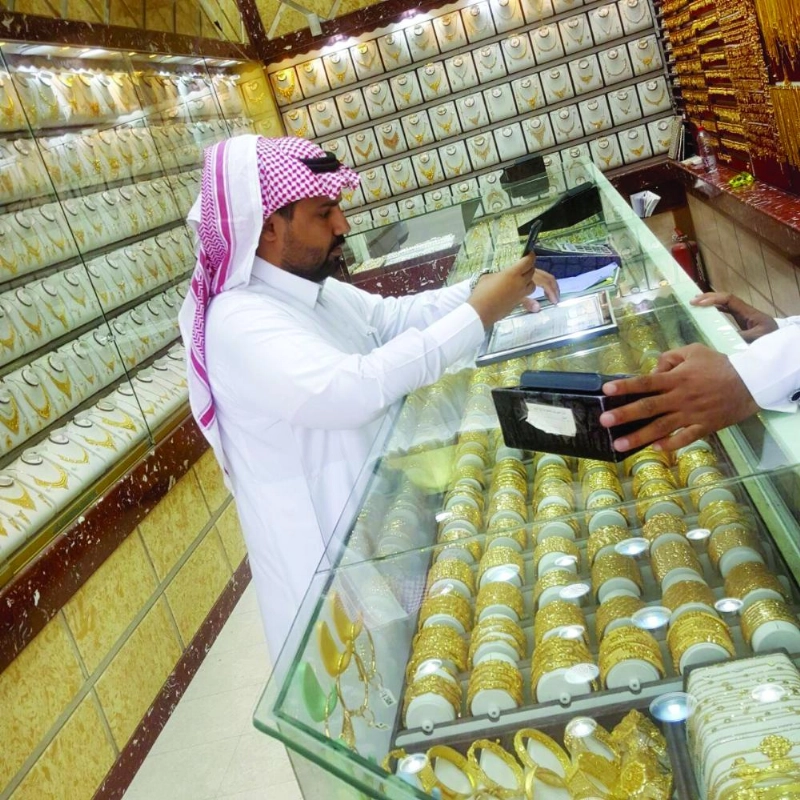 أثناء التفتيش على أحد محلات الذهب (مكة)