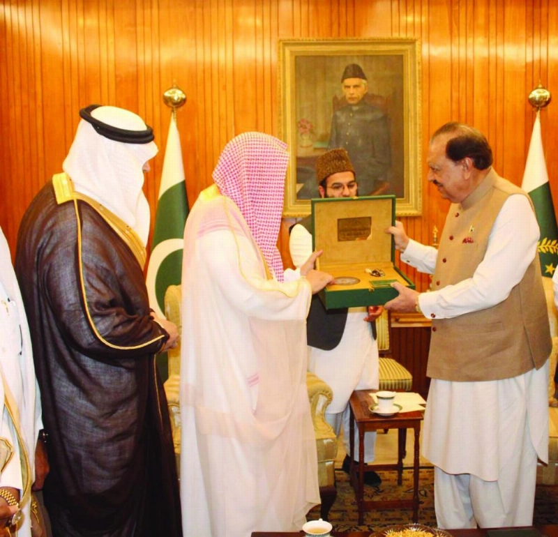 ممنون حسين يتسلم هدية من صالح آل طالب (واس)