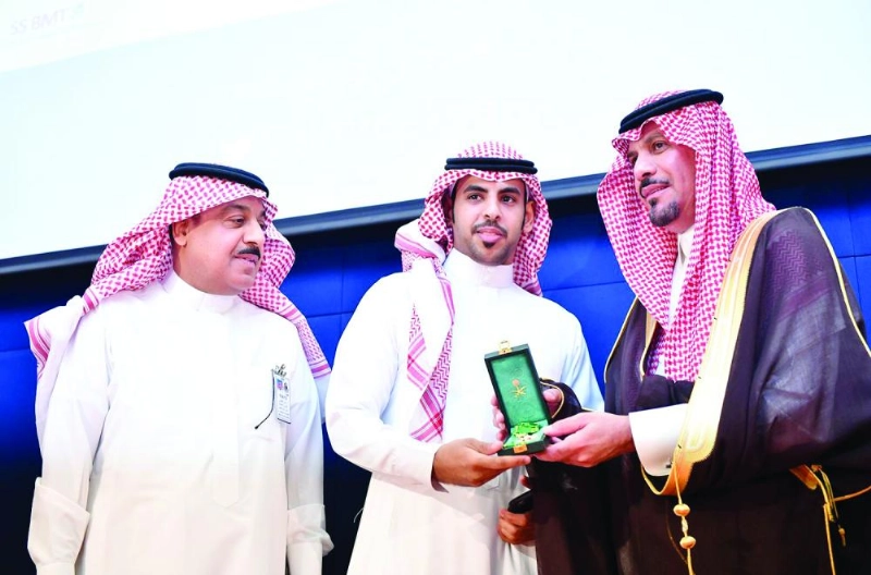 خالد بن عياف لدى تكريمه المتبرعين (واس)