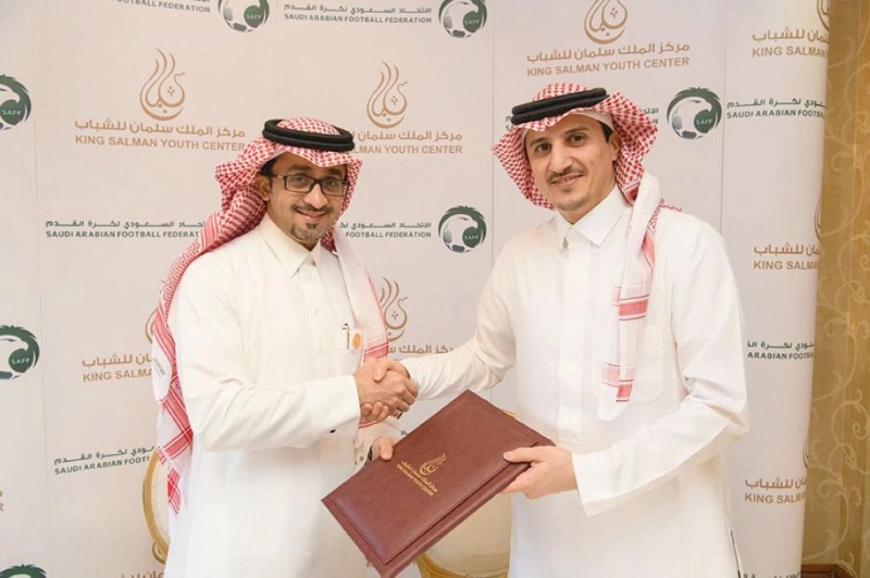 التمياط والعساكر عقب التوقيع (الاتحاد السعودي)