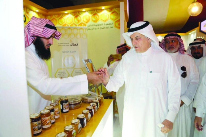 عبدالرحمن الفضلي لدى تدشينه معرض العسل الوطني (واس)