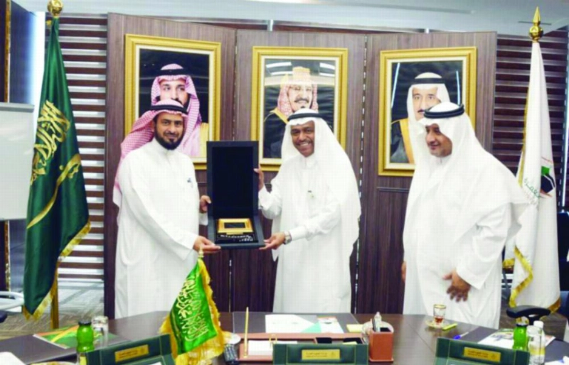 عبدالفتاح مشاط ومحمد الحارثي خلال اللقاء (واس)