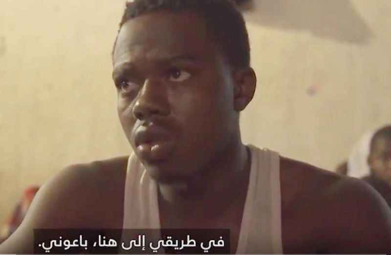 مهاجر أفريقي يشكو من التعذيب تلفزيونيا في ليبيا (مكة)