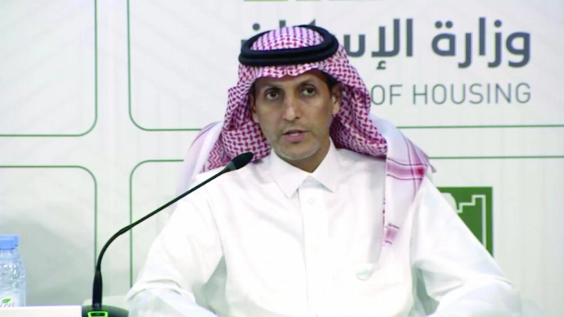 البطي متحدثا في المؤتمر الصحفي