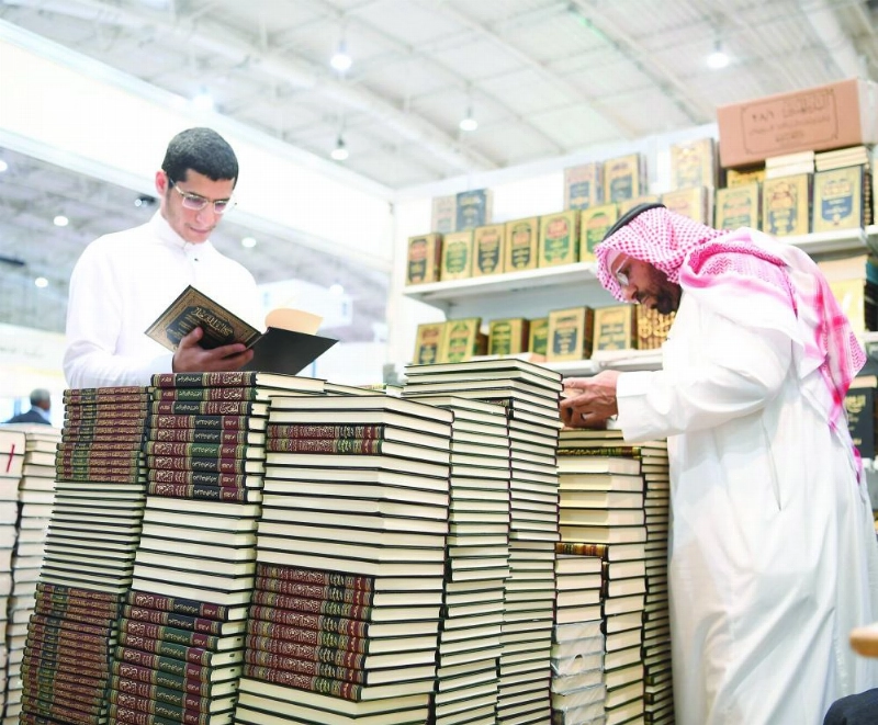 زوار في معرض الكتاب بالرياض أمس (واس)