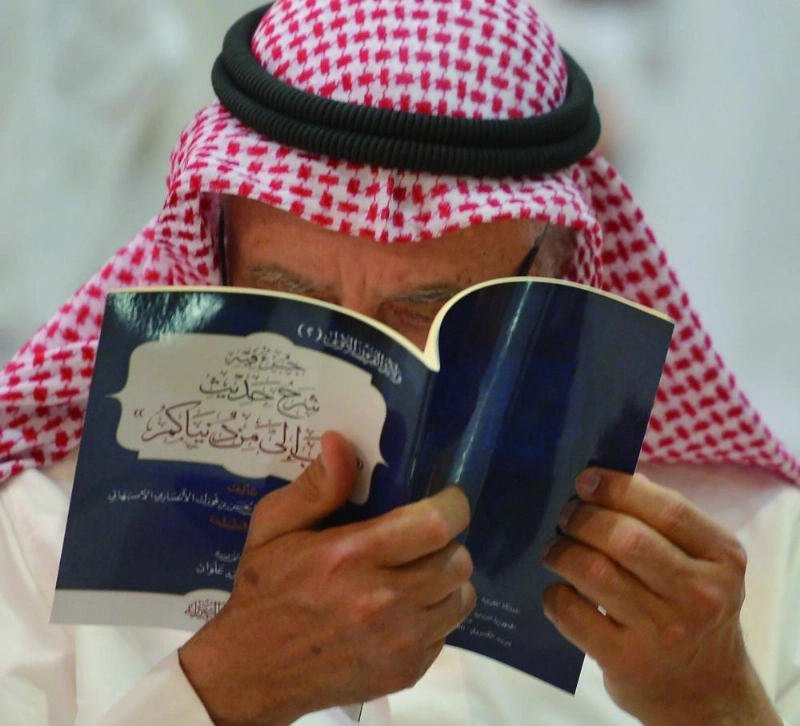 زوار في معرض الكتاب بالرياض أمس (واس)