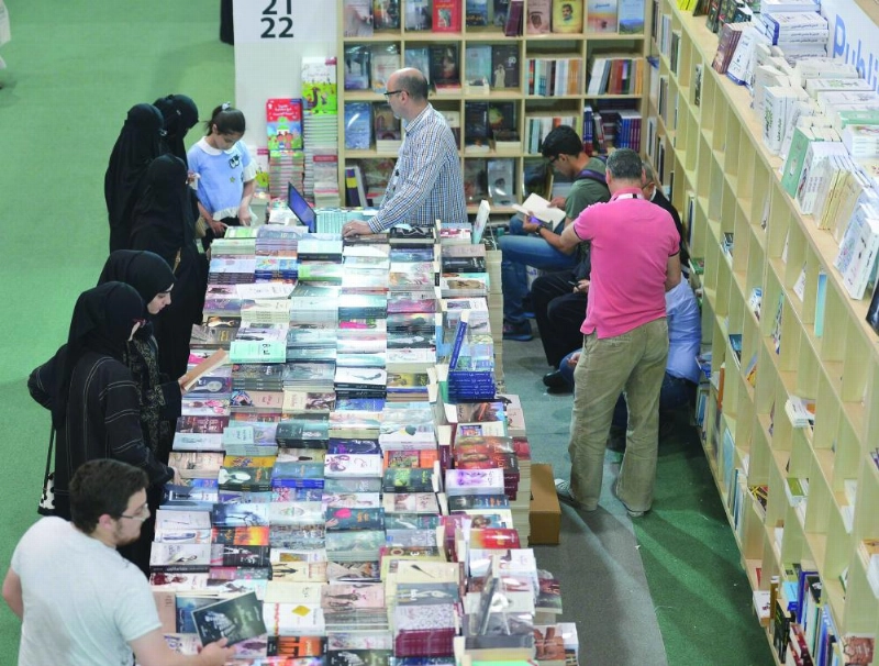 زوار في معرض الكتاب بالرياض أمس (واس)