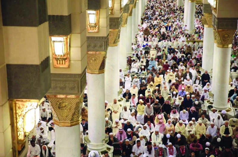 مصلون يستمعون لخطبة الجمعة في الحرم النبوي أمس (واس)