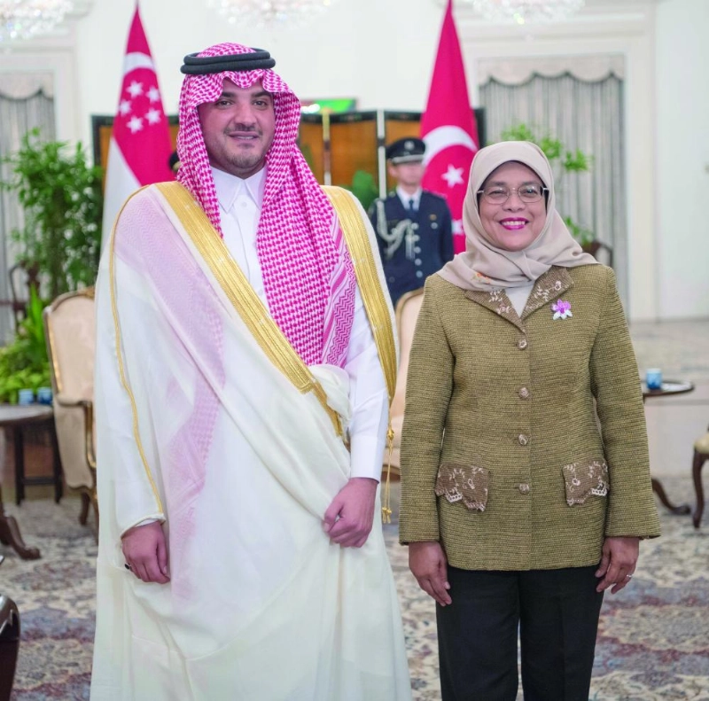 وزير الداخلية ورئيسة جمهورية سنغافورة (واس)