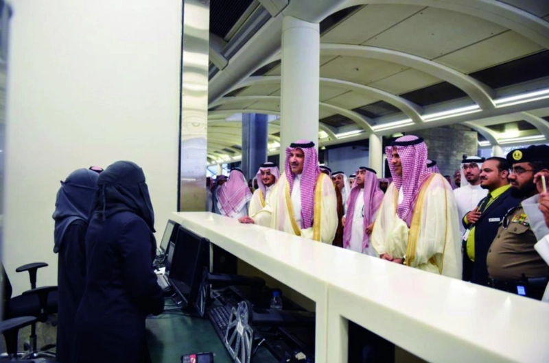 فيصل بن سلمان خلال الجولة بمحطة قطار الحرمين في العاصمة المقدسة أمس (واس)
