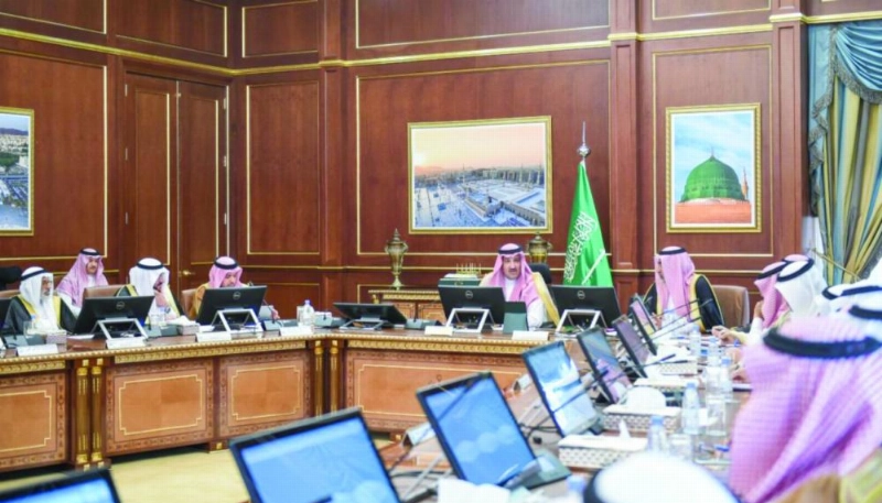 فيصل بن سلمان خلال ترؤسه الجلسة الأولى لمجلس المنطقة (واس)