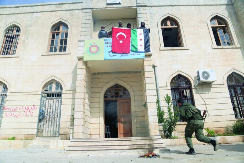 العلمان التركي والسوري الحر في عفرين ( إ ب أ)