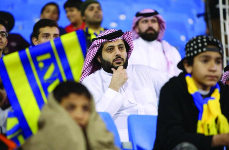 تركي آل الشيخ يتوسط الجماهير خلال مباراة النصر والرائد (هيئة الرياضة)