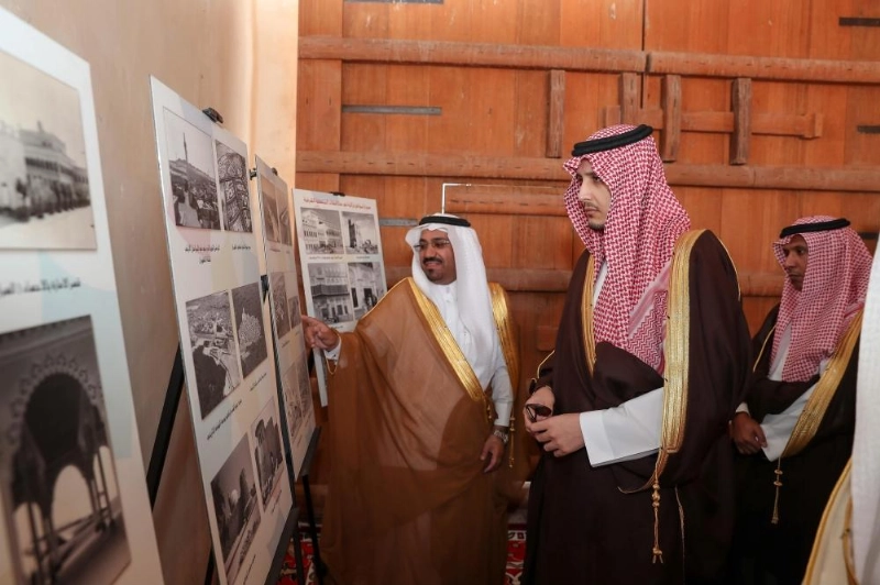 أحمد بن فهد خلال جولته في معرض صور البعد الحضاري (واس)