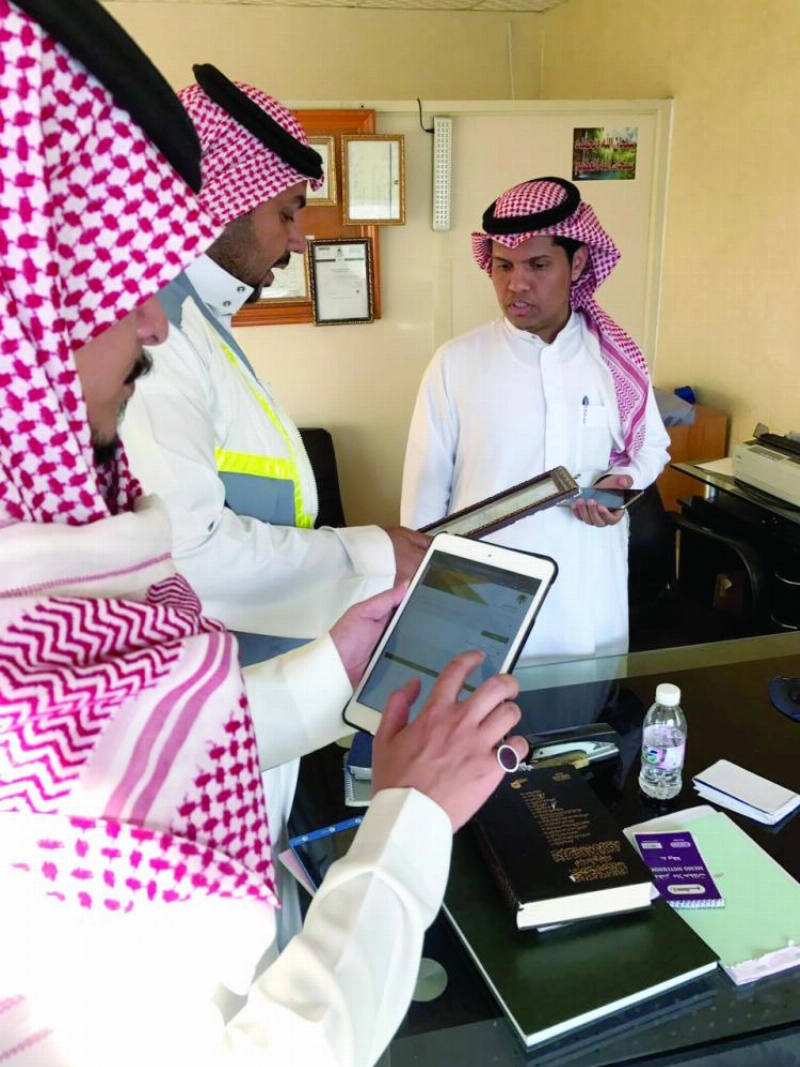 مفتشو العمل خلال الجولة في منطقة مكة (مكة)
