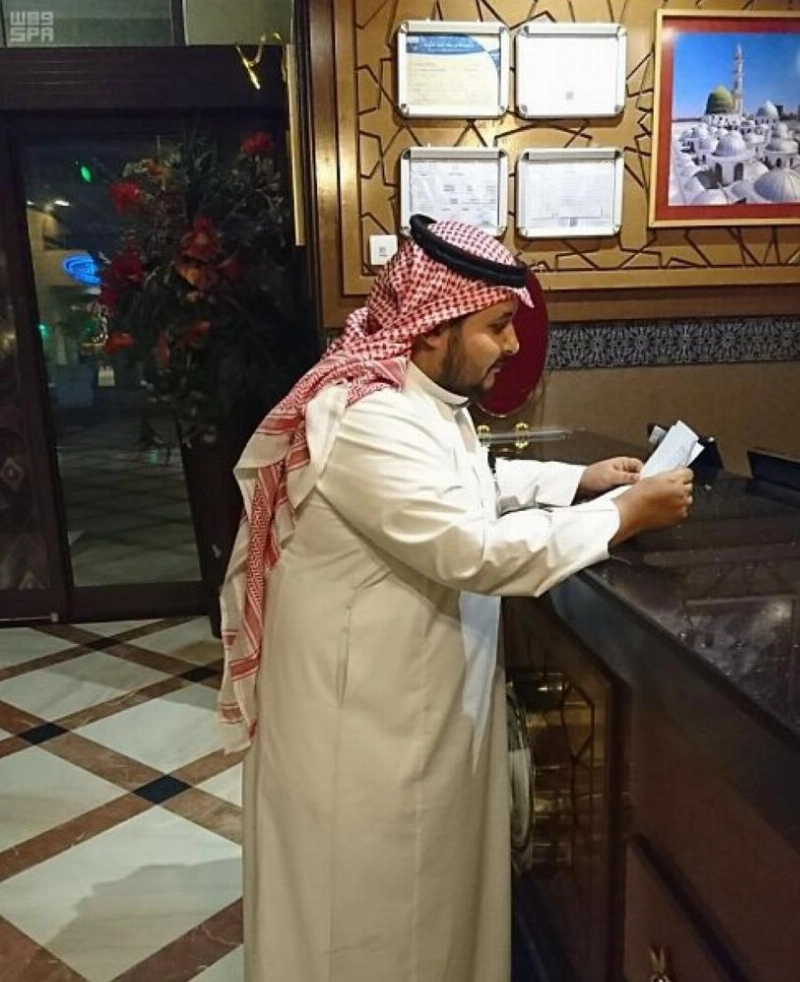 ممثل العمل خلال التفتيش في إحدى المنشآت (مكة)