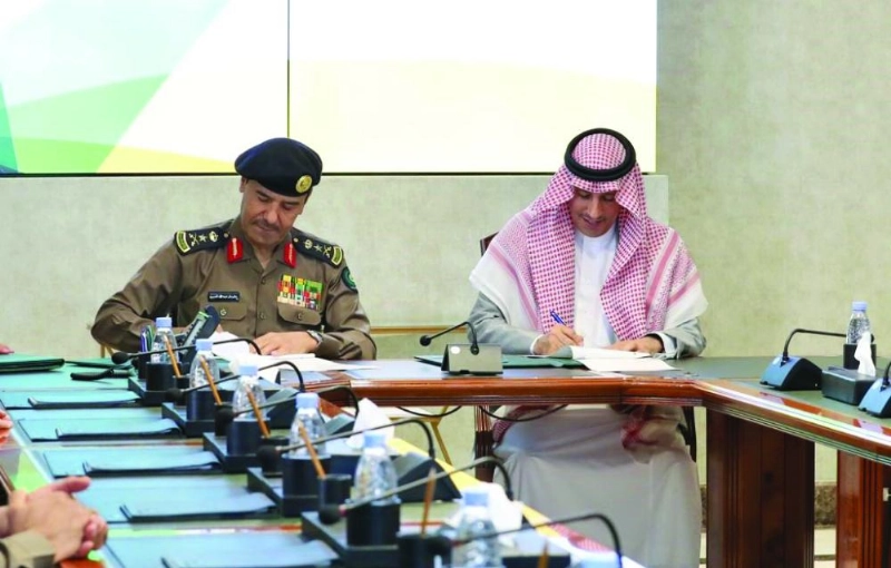 الغفيص والعمرو خلال توقيع المذكرة (مكة)