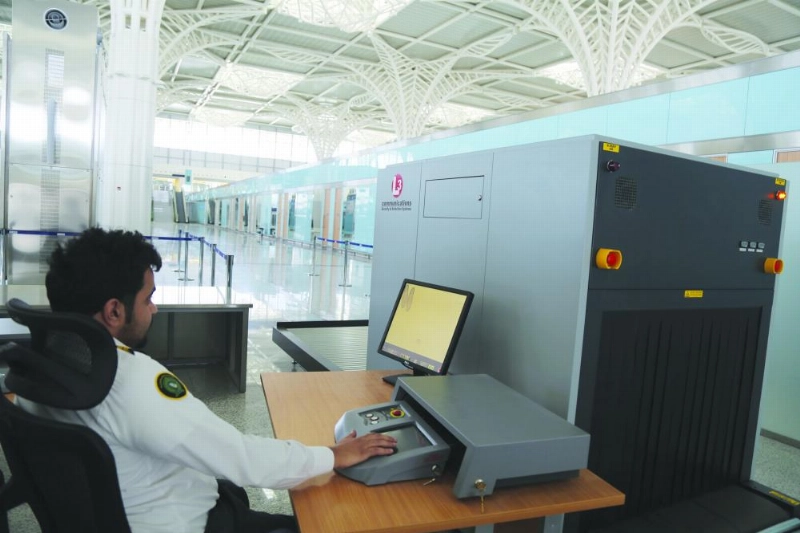 موظف جمارك في مطار الملك عبدالعزيز بجدة (مكة)