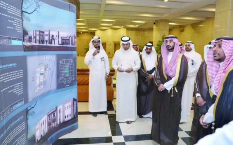 عبدالله بن بندر يستمع إلى شرح عن مشروع كليات القنفذة (واس)