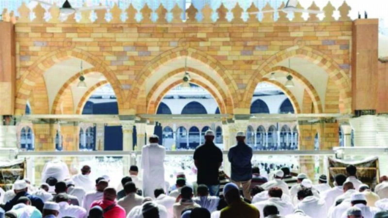 مصلون يستمعون لخطبة الجمعة بالحرم المكي (واس)