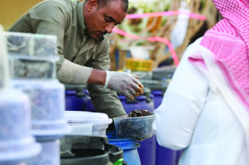 أحد باعة تمر الجوف (واس)