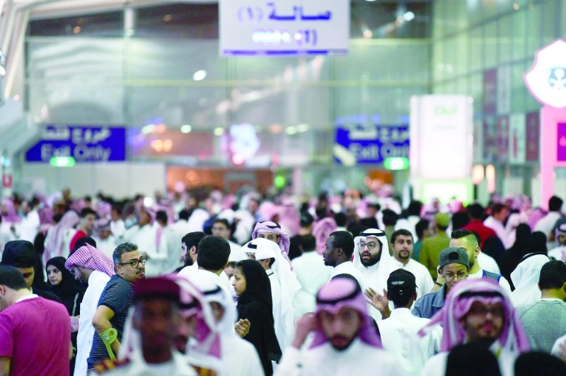 زوار يتجولون داخل المعرض (واس)