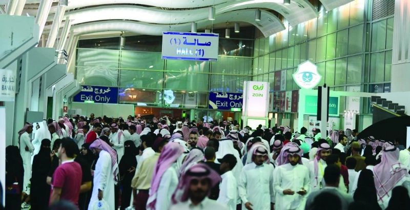 زوار يتجولون داخل المعرض (واس)