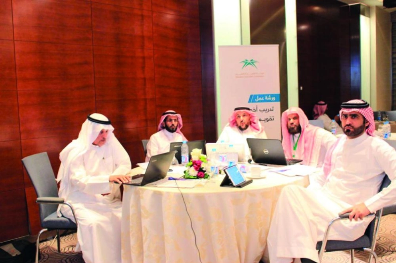 مشاركون في الورشة التدريبية للهيئة بالخبر (واس)