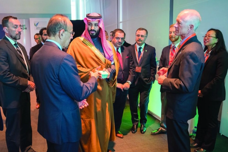 ولي العهد يستمع لشرح من وزير الطاقة المهندس خالد الفالح (بندر الجلعود)