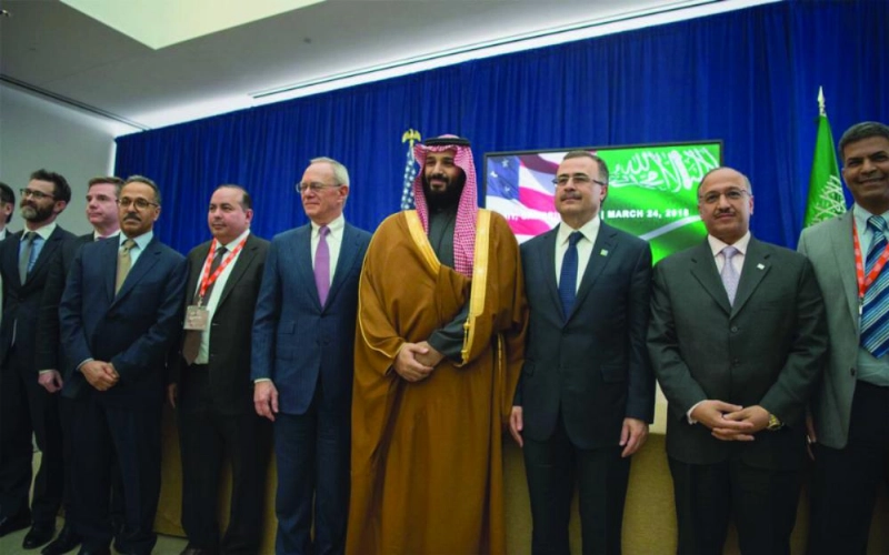 ولي العهد مع مسؤولي أرامكو والمعهد (مكة)