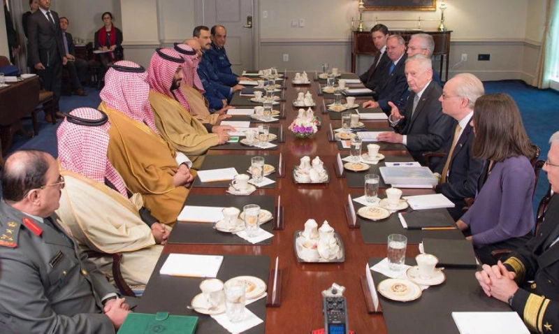 ولي العهد خلال الاجتماع مع وزير الدفاع الأمريكي (د ب أ)