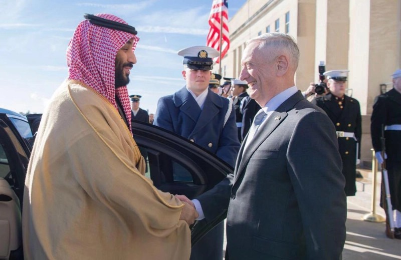 ولي العهد لدى وصوله البنتاجون وفي استقباله وزير الدفاع الأمريكي (د ب أ)