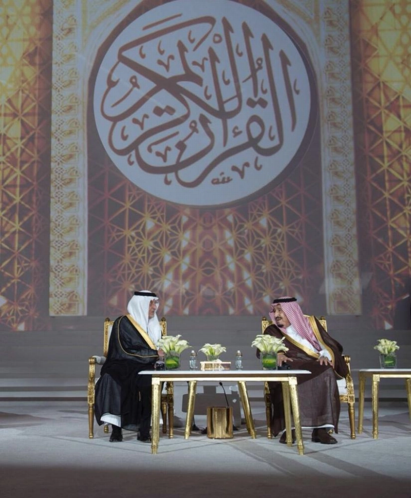 خادم الحرمين متحدثا إلى خالد الفيصل خلال حفل جائزة الملك فيصل (واس)