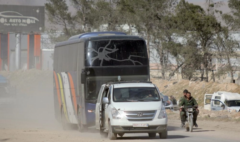 لحظة مغادرة المسلحين الغوطة الشرقية (إ ب أ)