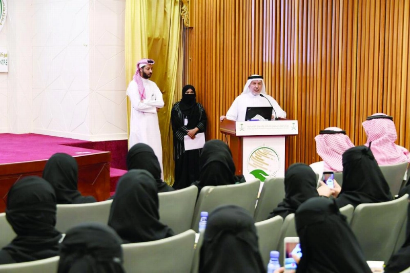 الربيعة يتحدث للطالبات (مكة)