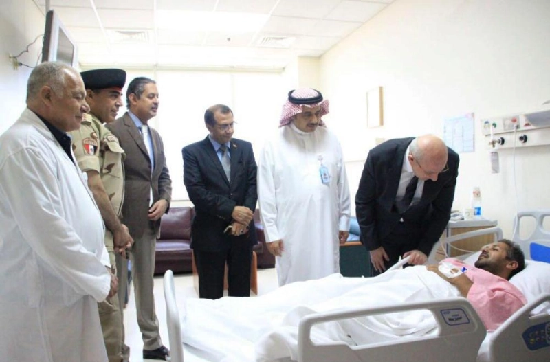 ناصر زغلول يطمئن على أحد المصابين المصريين (واس)