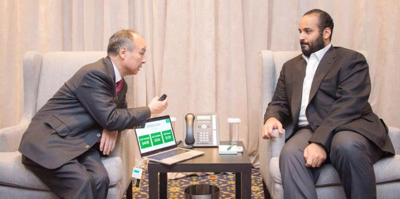 ولي العهد خلال لقائه المدير التنفيذي لسوفت بنك