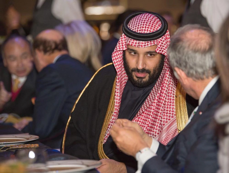 ولي العهد في حديث مع أحد المسؤولين (واس)
