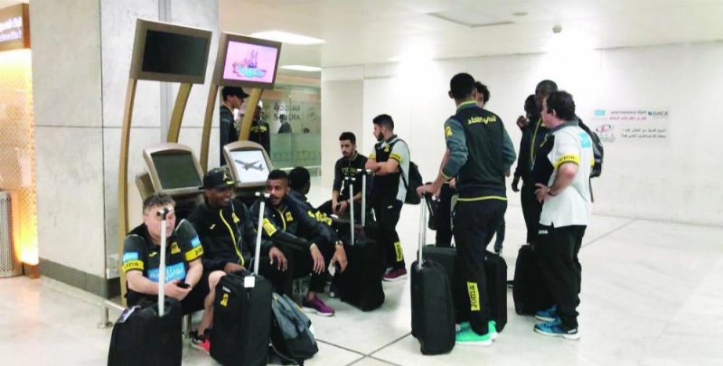 لاعبو الاتحاد في المطار قبل إلغاء الرحلة أمس (مكة)