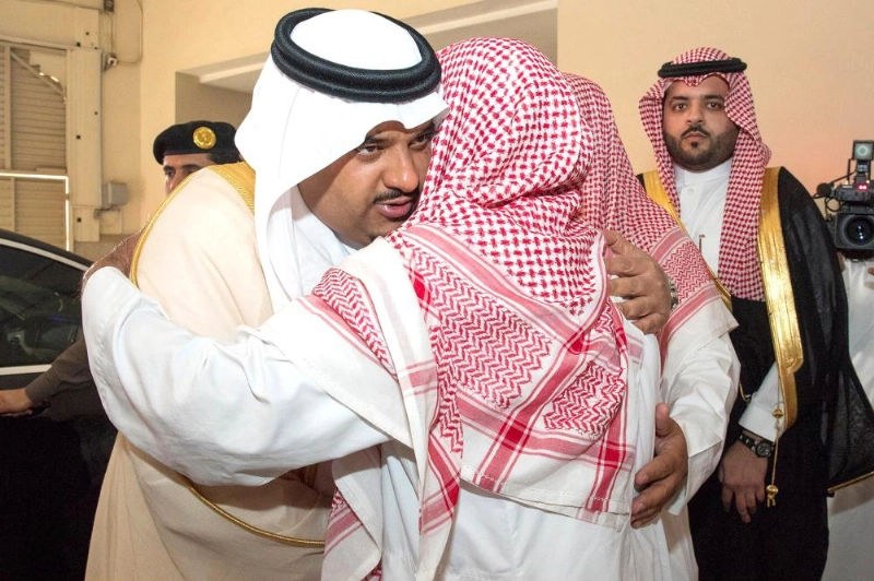 محمد بن عبدالرحمن معزيا ذوي الشهيد أمس (واس)
