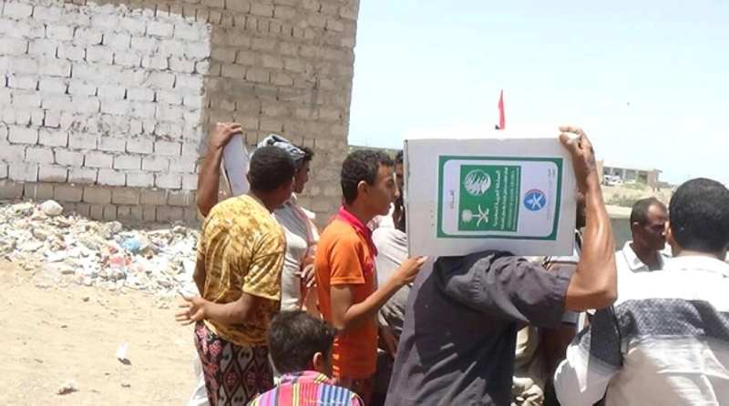 لحظة توزيع صناديق التمور في الخوخة وحيس (واس)