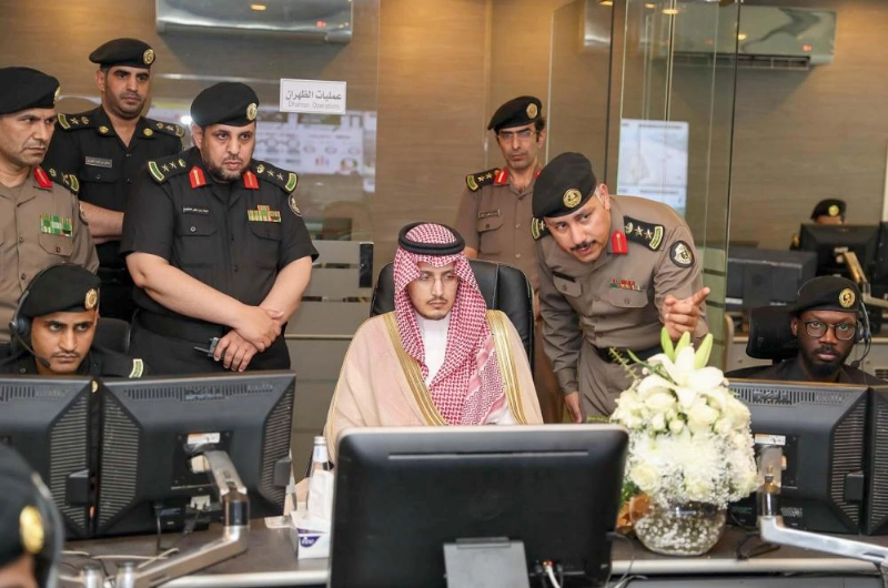 أحمد بن فهد خلال الزيارة (واس)
