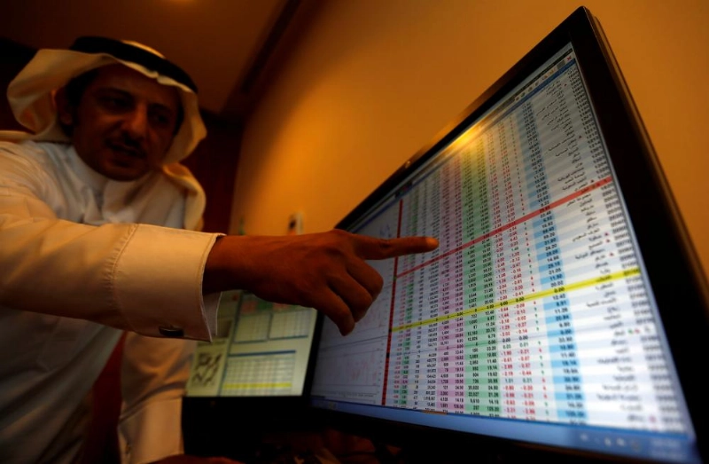 مستثمر يشير إلى حركة الأسهم في سوق تداول (مكة)