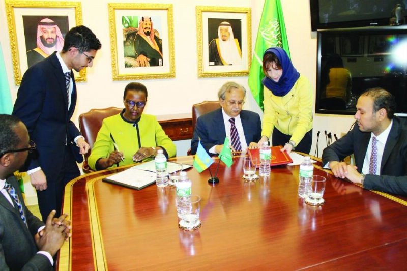 السفيران أثناء التوقيع (واس)