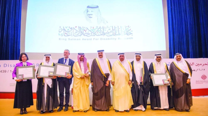 سلطان بن سلمان يتوسط الفائزين (واس)