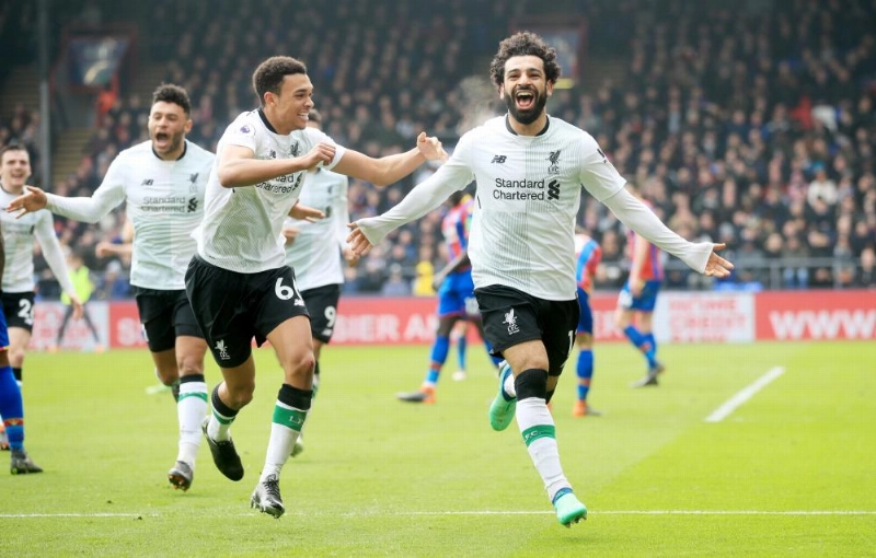 لاعبو ليفربول يشاركون صلاح فرحته بهدف في كريستال بالاس (د ب أ)