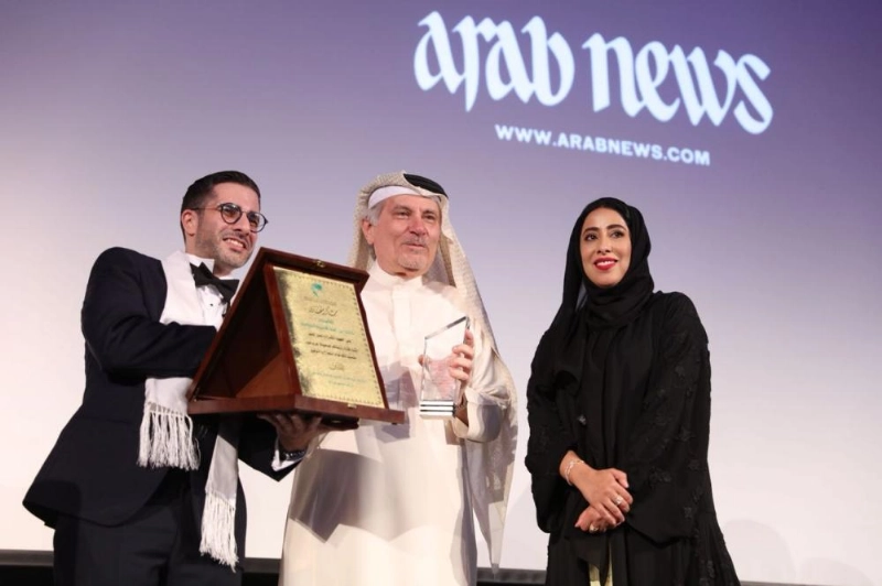 خالد المعينا يتسلم درعا تكريميا من المجموعة السعودية للأبحاث والتسويق